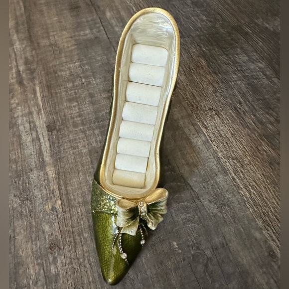 Beautiful Green High Heel Ring Display - Picture 2 of 7